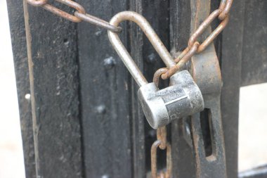 Kilitli eski ahşap kapıya asma kilit takılmış. Yasak korunan telif hakkı bilgi ticareti kavramı.