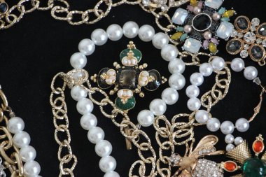 Zümrüt değerli taşlı klasik broşürler. Farklı renklerde cam ve metal broşlar. Renkli ve moda broşları. Lüks bir geçmişi var. Seçici odak