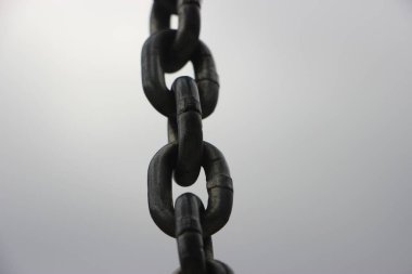 Gri endüstriyel arka planda metal zincir halkaları. Bağlantılar ve bağlantılar kavramı