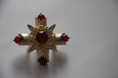 Zümrüt değerli taşlı klasik broşürler. Farklı renklerde cam ve metal broşlar. Renkli ve moda broşları. Lüks bir geçmişi var. Seçici odak