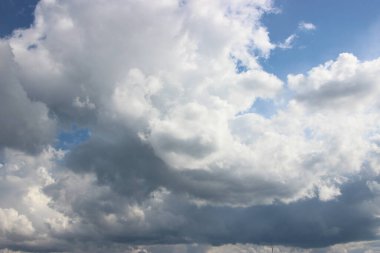 Güzel bulutlu gökyüzü manzarası