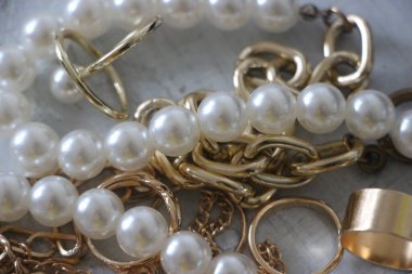 Zümrüt değerli taşlı klasik broşürler. Farklı renklerde cam ve metal broşlar. Renkli ve moda broşları. Lüks bir geçmişi var. Seçici odak