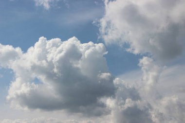 Güzel bulutlu gökyüzü manzarası