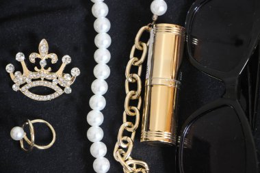 Zümrüt değerli taşlı klasik broşürler. Farklı renklerde cam ve metal broşlar. Renkli ve moda broşları. Lüks bir geçmişi var. Seçici odak