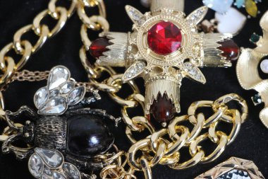 Zümrüt değerli taşlı klasik broşürler. Farklı renklerde cam ve metal broşlar. Renkli ve moda broşları. Lüks bir geçmişi var. Seçici odak