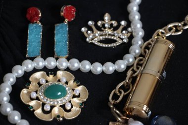 Zümrüt değerli taşlı klasik broşürler. Farklı renklerde cam ve metal broşlar. Renkli ve moda broşları. Lüks bir geçmişi var. Seçici odak