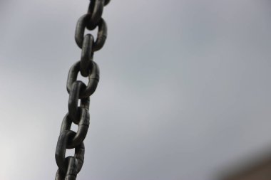 Gri endüstriyel arka planda metal zincir halkaları. Bağlantılar ve bağlantılar kavramı