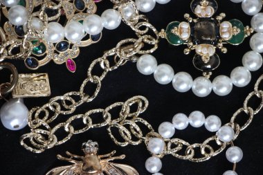 Zümrüt değerli taşlı klasik broşürler. Farklı renklerde cam ve metal broşlar. Renkli ve moda broşları. Lüks bir geçmişi var. Seçici odak