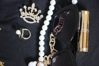 Zümrüt değerli taşlı klasik broşürler. Farklı renklerde cam ve metal broşlar. Renkli ve moda broşları. Lüks bir geçmişi var. Seçici odak