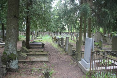 Eski mezarlık manzarası, yaşam ve ölüm kavramı 