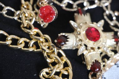 Zümrüt değerli taşlı klasik broşürler. Farklı renklerde cam ve metal broşlar. Renkli ve moda broşları. Lüks bir geçmişi var. Seçici odak