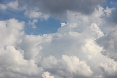 Güzel bulutlu gökyüzü manzarası