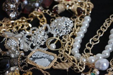 Zümrüt değerli taşlı klasik broşürler. Farklı renklerde cam ve metal broşlar. Renkli ve moda broşları. Lüks bir geçmişi var. Seçici odak