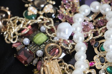 Zümrüt değerli taşlı klasik broşürler. Farklı renklerde cam ve metal broşlar. Renkli ve moda broşları. Lüks bir geçmişi var. Seçici odak