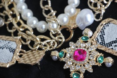 Zümrüt değerli taşlı klasik broşürler. Farklı renklerde cam ve metal broşlar. Renkli ve moda broşları. Lüks bir geçmişi var. Seçici odak