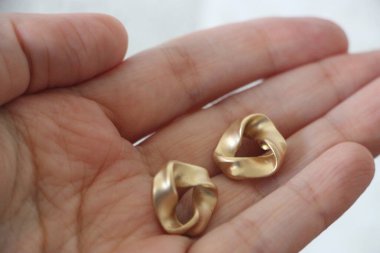 Zümrüt değerli taşlı klasik broşürler. Farklı renklerde cam ve metal broşlar. Renkli ve moda broşları. Lüks bir geçmişi var. Seçici odak