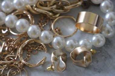 Zümrüt değerli taşlı klasik broşürler. Farklı renklerde cam ve metal broşlar. Renkli ve moda broşları. Lüks bir geçmişi var. Seçici odak