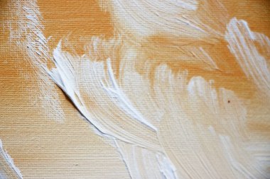 Üzerine boya sıçramış tuval. Yakından bak. 