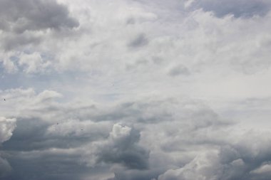 Güzel bulutlu gökyüzü manzarası