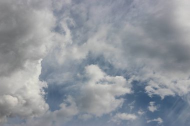 Güzel bulutlu gökyüzü manzarası