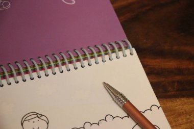 defter ve kalem ahşap zemin