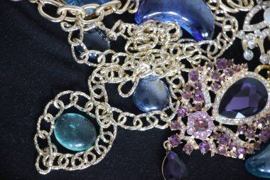 Zümrüt değerli taşlı klasik broşürler. Farklı renklerde cam ve metal broşlar. Renkli ve moda broşları. Lüks bir geçmişi var. Seçici odak