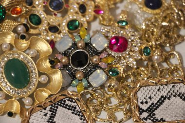 Zümrüt değerli taşlı klasik broşürler. Farklı renklerde cam ve metal broşlar. Renkli ve moda broşları. Lüks bir geçmişi var. Seçici odak