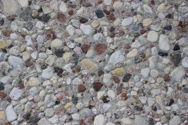 Çakıl taşları görüntüyü kapatır, gri doğal düzensiz taşlar endüstriyel arka planı şekillendirir