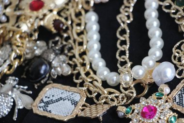 Zümrüt değerli taşlı klasik broşürler. Farklı renklerde cam ve metal broşlar. Renkli ve moda broşları. Lüks bir geçmişi var. Seçici odak