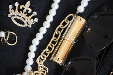 Zümrüt değerli taşlı klasik broşürler. Farklı renklerde cam ve metal broşlar. Renkli ve moda broşları. Lüks bir geçmişi var. Seçici odak