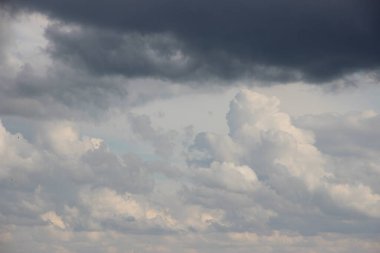 Güzel bulutlu gökyüzü manzarası