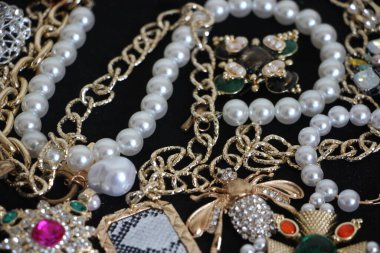 Zümrüt değerli taşlı klasik broşürler. Farklı renklerde cam ve metal broşlar. Renkli ve moda broşları. Lüks bir geçmişi var. Seçici odak