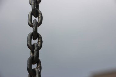 Gri endüstriyel arka planda metal zincir halkaları. Bağlantılar ve bağlantılar kavramı