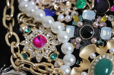 Zümrüt değerli taşlı klasik broşürler. Farklı renklerde cam ve metal broşlar. Renkli ve moda broşları. Lüks bir geçmişi var. Seçici odak