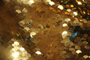 Çok renkli parlak pullar. Arkaplan olarak pullu kumaş. Parıltılı dokular mevsimin modası. Parlak holografik mavi, altın rengi.