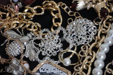 Zümrüt değerli taşlı klasik broşürler. Farklı renklerde cam ve metal broşlar. Renkli ve moda broşları. Lüks bir geçmişi var. Seçici odak