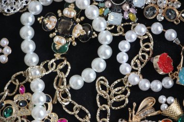 Zümrüt değerli taşlı klasik broşürler. Farklı renklerde cam ve metal broşlar. Renkli ve moda broşları. Lüks bir geçmişi var. Seçici odak