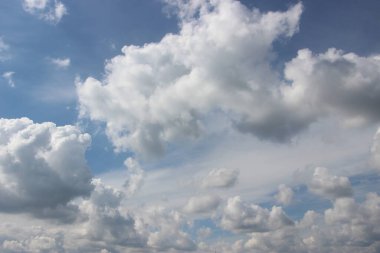 Güzel bulutlu gökyüzü manzarası