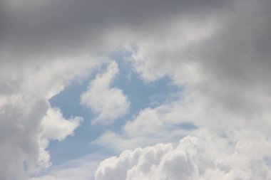 Güzel bulutlu gökyüzü manzarası