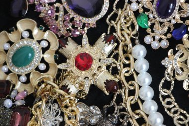 Zümrüt değerli taşlı klasik broşürler. Farklı renklerde cam ve metal broşlar. Renkli ve moda broşları. Lüks bir geçmişi var. Seçici odak