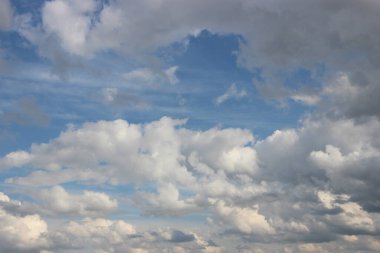 Güzel bulutlu gökyüzü manzarası