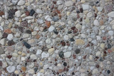 Çakıl taşları görüntüyü kapatır, gri doğal düzensiz taşlar endüstriyel arka planı şekillendirir