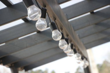 Dışarıda asılı duran çelenk ampulleri