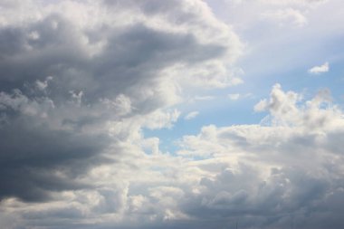 Güzel bulutlu gökyüzü manzarası