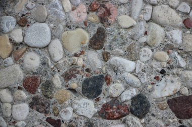 Çakıl taşları görüntüyü kapatır, gri doğal düzensiz taşlar endüstriyel arka planı şekillendirir