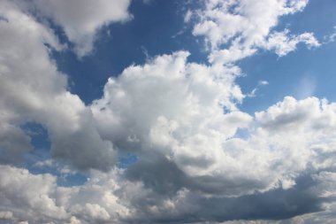 Güzel bulutlu gökyüzü manzarası