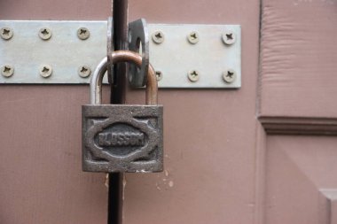 Kilitli eski ahşap kapıya asma kilit takılmış. Yasak korunan telif hakkı bilgi ticareti kavramı.