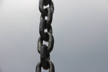 Gri endüstriyel arka planda metal zincir halkaları. Bağlantılar ve bağlantılar kavramı