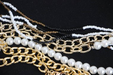 Zümrüt değerli taşlı klasik broşürler. Farklı renklerde cam ve metal broşlar. Renkli ve moda broşları. Lüks bir geçmişi var. Seçici odak