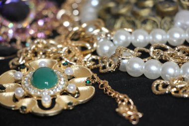 Zümrüt değerli taşlı klasik broşürler. Farklı renklerde cam ve metal broşlar. Renkli ve moda broşları. Lüks bir geçmişi var. Seçici odak